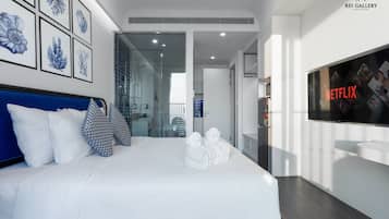 Ropa de cama de alta calidad, minibar y decoración personalizada