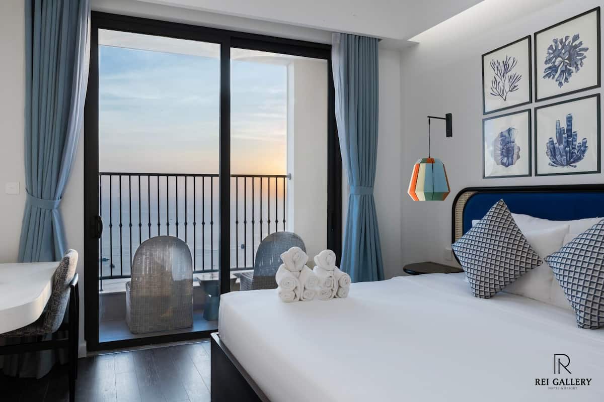 Deluxe Studio, 1 Queen Bed, Balcony, Bay View | Living area | 50-inch flat-screen TV with cable channels