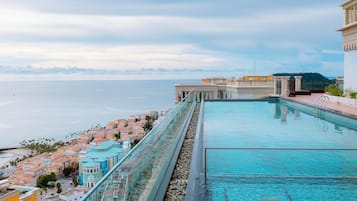 Piscine extérieure, parasols, chaises longues