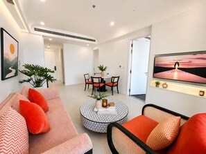 华丽公寓, 2 间卧室, 阳台, 海滩景观 | 高档床上用品、迷你吧、特色装修、特色家居