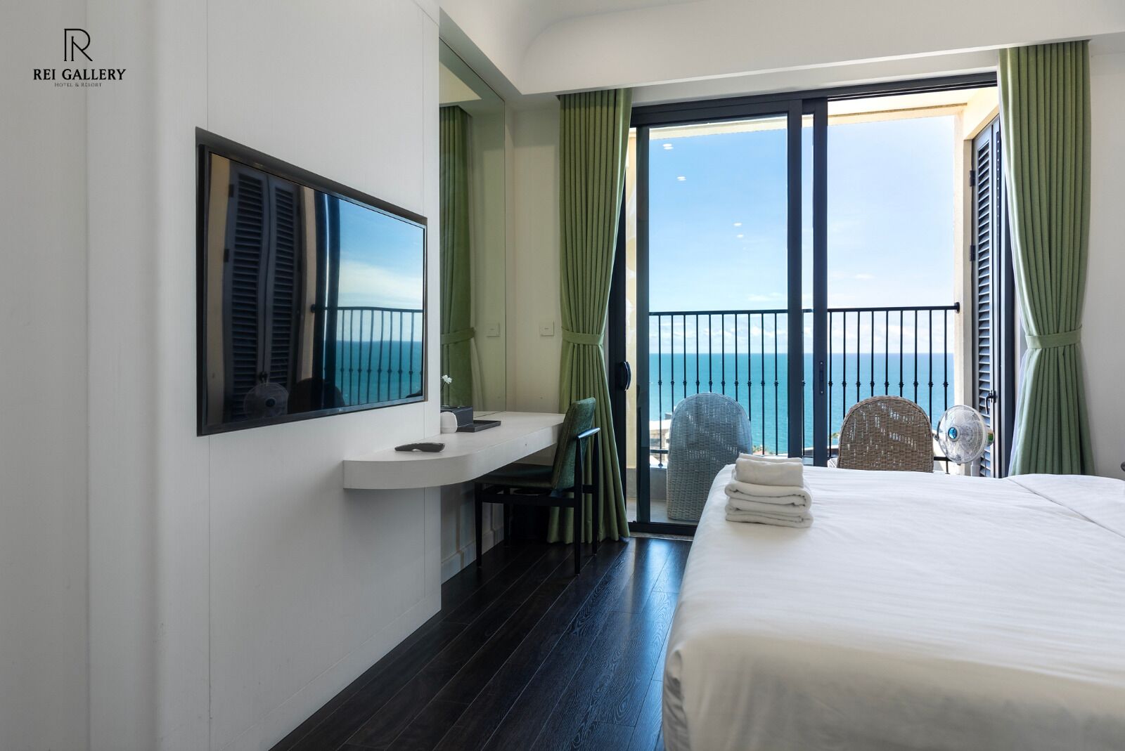 Basic-Apartment, Balkon, Strandblick | Schreibtisch, laptopgeeigneter Arbeitsplatz, Bügeleisen/Bügelbrett