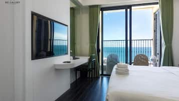 Basic-Apartment, Balkon, Strandblick | Schreibtisch, laptopgeeigneter Arbeitsplatz, Bügeleisen/Bügelbrett