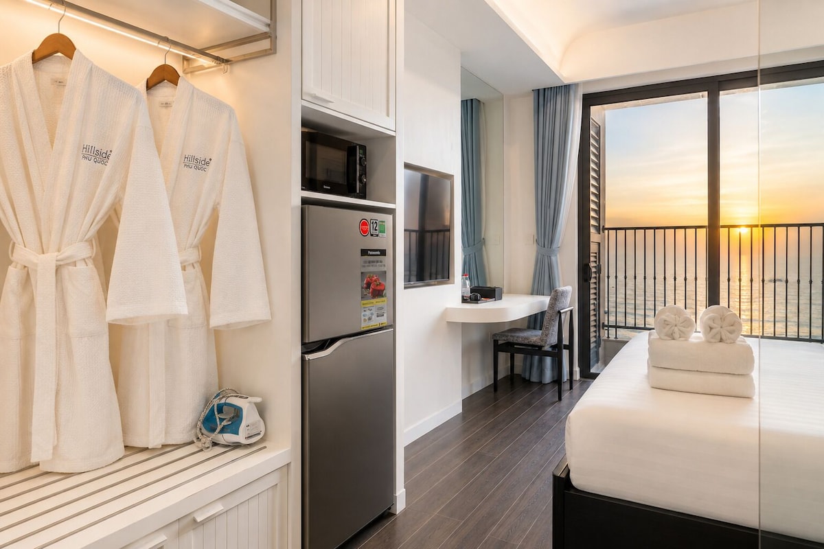 Deluxe Studio, 1 Queen Bed, Balcony, Bay View | Premium bedding, minibar, desk, laptop workspace