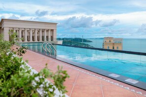 Piscina all'aperto, ombrelloni da piscina, lettini