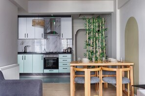Full-size fridge, oven, stovetop, cookware/dishes/utensils - Abraham Galata (Istanbul)