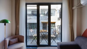 Un soggiorno moderno con un divano, una poltrona e una lampada da terra.