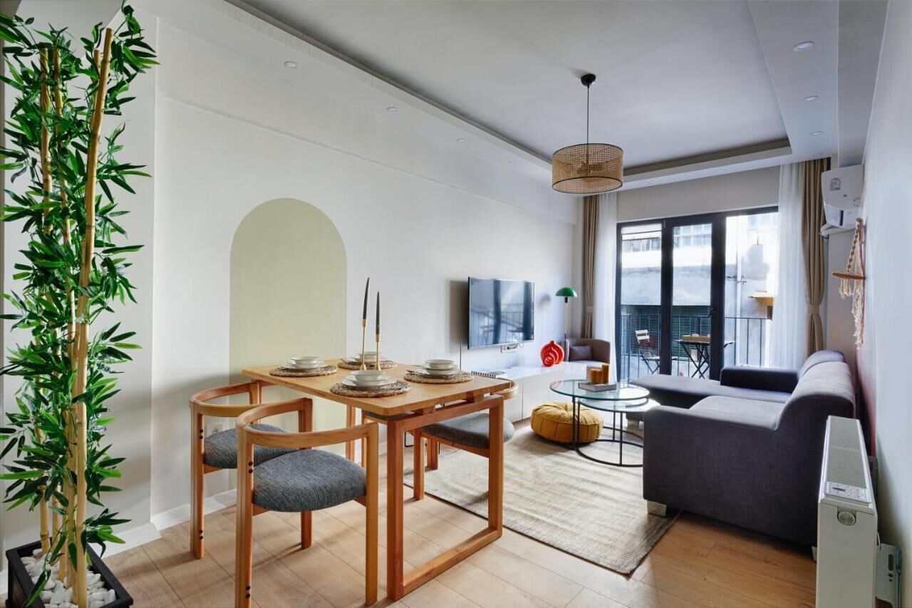 40-inch LCD TV with satellite channels