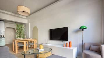 Superior-Apartment, Balkon, Gartenblick | Wohnbereich | 40-Zoll-LCD-Fernseher mit Satellitenempfang