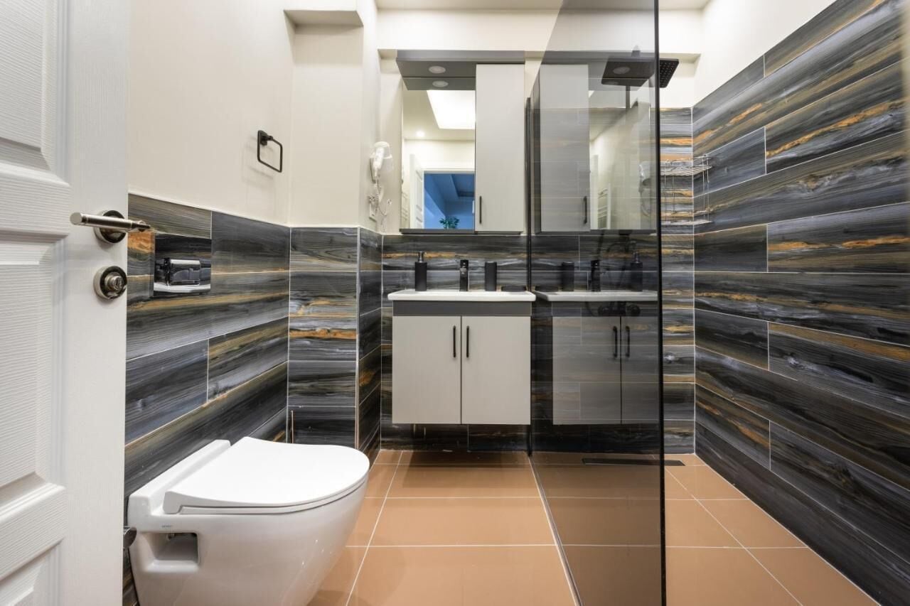 Regadera, secadora de cabello, pantuflas, toallas 