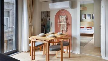 Superior-Apartment, Stadtblick | Speisen