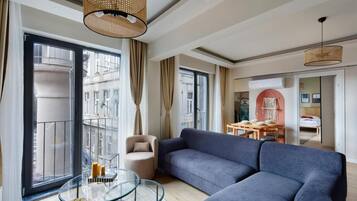 Apartament superior, vistes a la ciutat | Sala d'estar | Televisor LCD de 40 polzades amb canals per satèl·lit