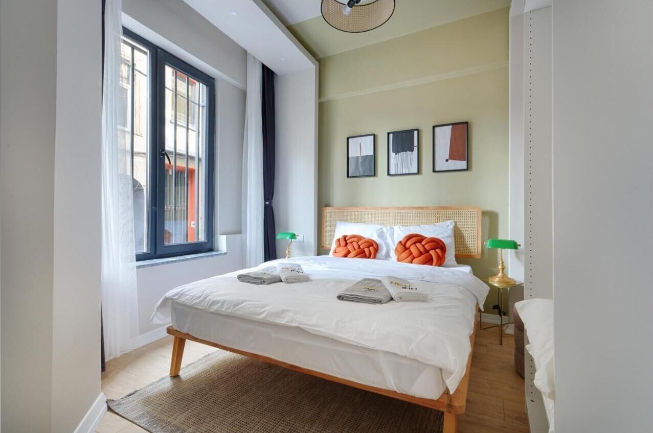 Superior-huoneisto, kaupunkinäköala | Ylelliset vuodevaatteet, työpöytä, äänieristys, silitysrauta/-lauta