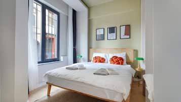 Superior-huoneisto, kaupunkinäköala | Ylelliset vuodevaatteet, työpöytä, äänieristys, silitysrauta/-lauta