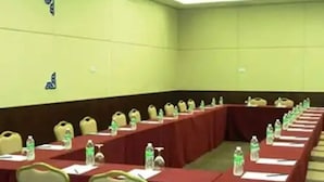 Ein Konferenzraum mit einem langen Tisch, Stühlen und Wasserflaschen.