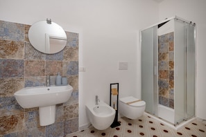 Dusche, Bidet, Handtücher