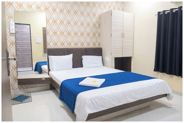 Deluxe Double Room, Air conditioning | Hypo-allergenic bedding, desk, soundproofing, free WiFi - Hotel Mahakal Aashray Ujjain (Ujjain)