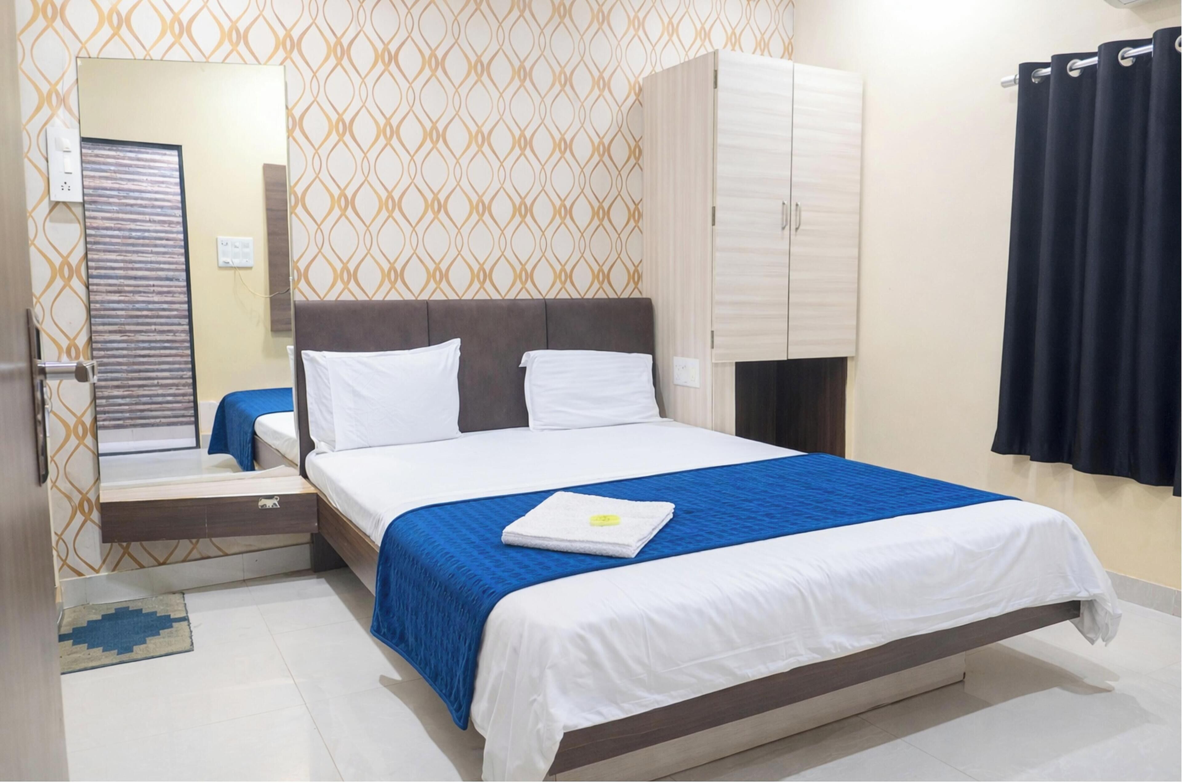 Hypo-allergenic bedding, desk, soundproofing, free WiFi