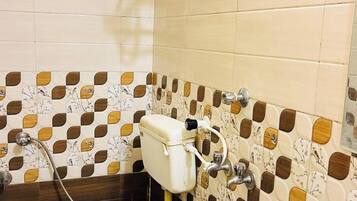 Ducha, cabezal de ducha tipo lluvia, pantuflas, toallas