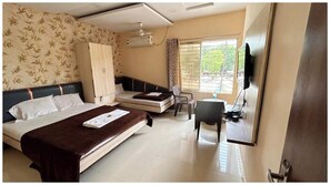 Deluxe Quadruple Room, Air conditioning | Hypo-allergenic bedding, desk, soundproofing, free WiFi - Hotel Mahakal Aashray Ujjain (Ujjain)