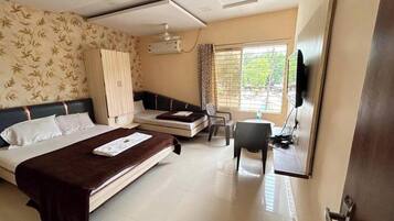 Ropa de cama hipoalergénica, escritorio y sistema de insonorización