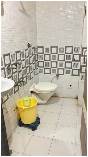 Deluxe Quadruple Room, Air conditioning | Bathroom | Shower, rainfall showerhead, slippers, towels - Hotel Mahakal Aashray Ujjain (Ujjain)