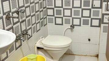 Ducha, cabezal de ducha tipo lluvia, pantuflas, toallas