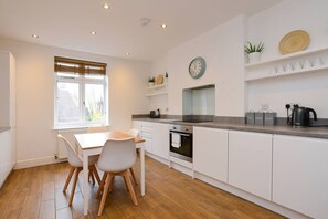 Fridge, microwave, oven, stovetop - Modern 2 bed Flat in Alexandra Park with parking (Nottingham)