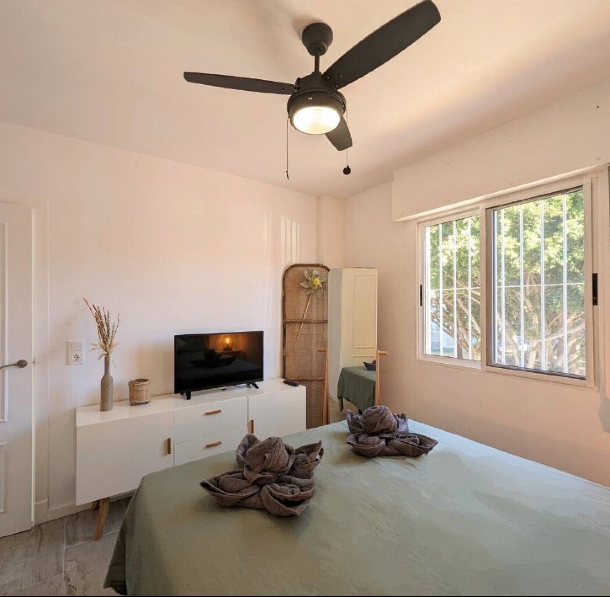 Tabla de planchar con plancha, wifi y ropa de cama 