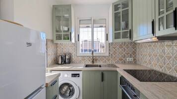 Kjøleskap, mikrobølgeovn, ovn og kokeplater