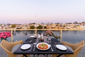 Outdoor dining - Hotel Sarovar (Udaipur)