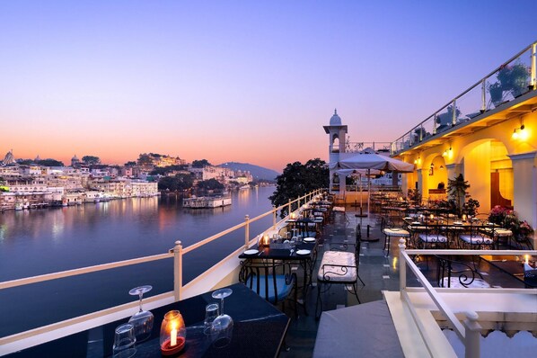 Outdoor dining - Hotel Sarovar (Udaipur)