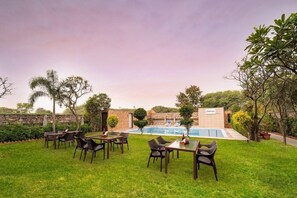 Outdoor pool - Q Hotel (Udaipur)