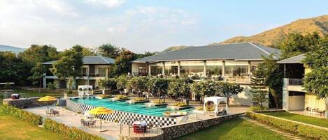 Una piscina al aire libre