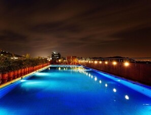 Outdoor pool - E Square THE Fern Pune (Pune)