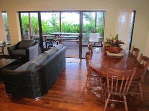 Interior - Raina Beach Apartments (Rarotonga)