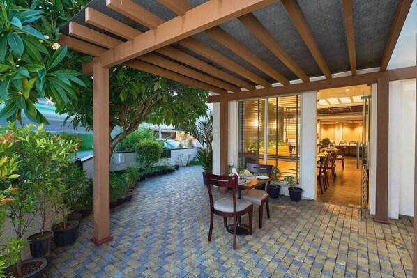 Outdoor dining - Hotel Abad (Kochi)