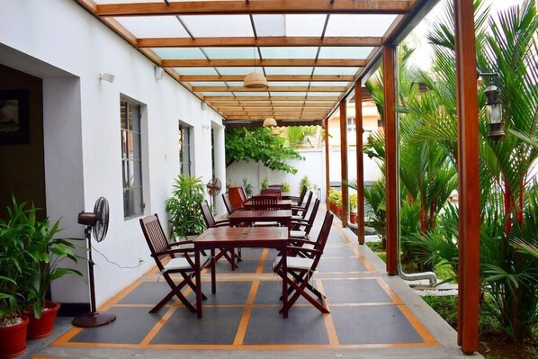 Outdoor dining - Eight Bastion (Kochi)