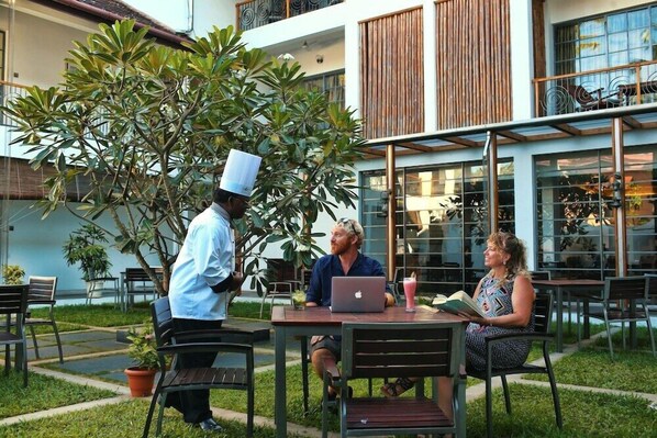 Outdoor dining - Eight Bastion (Kochi)