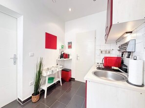 Fridge, microwave, stovetop, dishwasher - LIV:ON Studio King Bed & Kitchen - near Prater (Wien)