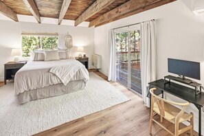 4 bedrooms, WiFi - Lakeview With Lake Access + Private Dock! Ping Pong Table! Foosball! EV CHARGER! Firepit! Split Ductless A/C!! (Big Bear Lake)