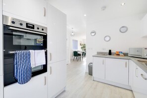 Fridge, microwave, oven, toaster - Luxaura 5 Bedroom 3 Bath Service House w/ Parking (Weston Turville)