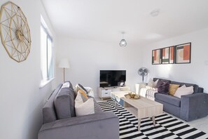 TV - Luxaura 5 Bedroom 3 Bath Service House w/ Parking (Weston Turville)
