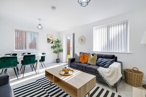 TV - Luxaura 5 Bedroom 3 Bath Service House w/ Parking (Weston Turville)