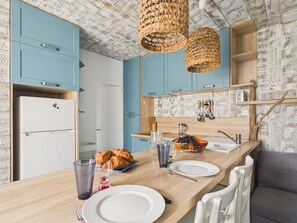 Kühlschrank, Mikrowelle, Wasserkocher mit Kaffee-/Teezubehör