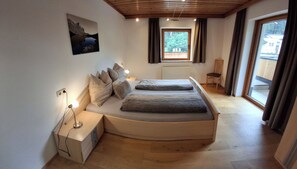 4 bedrooms, travel cot, free WiFi, bed sheets - Vacation apartment on the farm with large terrace  (Großarl)