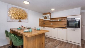 Kühlschrank, Mikrowelle, Ofen, Geschirrspüler