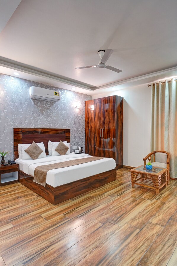 Deluxe Double Room, 1 Double Bed, City View | Desk, laptop workspace, free WiFi, bed sheets - Hotel Golden Place 371 Sector 38 (Gurugram)