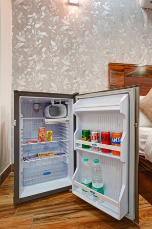 Kahden hengen deluxe-huone, 1 parisänky, kaupunkinäköala | Työpöytä, kannettavalle tietokoneelle sopiva työtila, ilmainen Wi-Fi