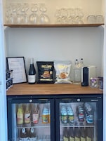 En bar med menu, flasker med spiritus og snacks.