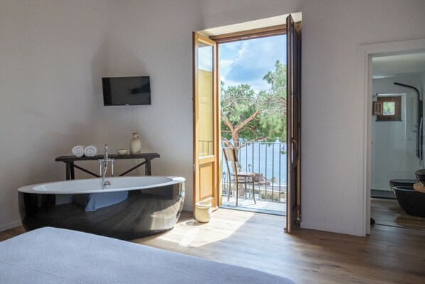 Luxury Double Room, Sea Facing | Free WiFi